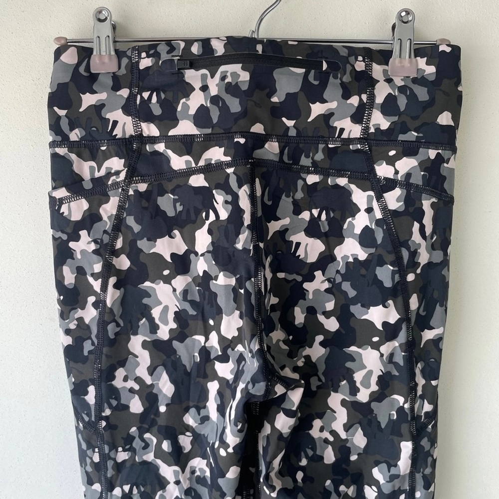 Sweaty Betty Zero Gravity Workout Legging in Green Elephant Camo‎ Print - Picture 9 of 12